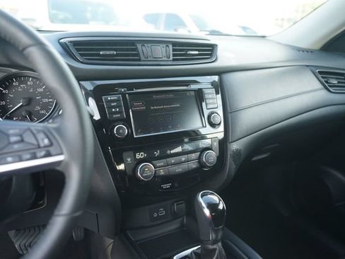 Used 2018 Nissan Rogue SV w/ Premium Package FWD image 26