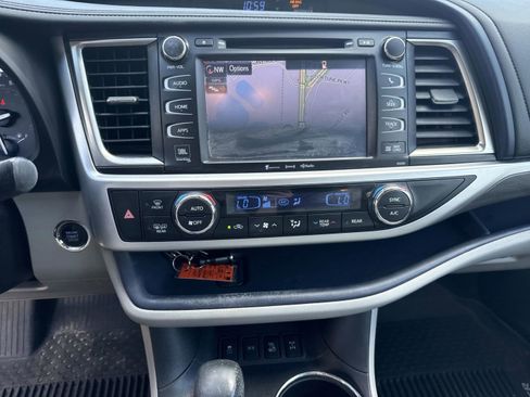 Used 2019 Toyota Highlander Limited image 25