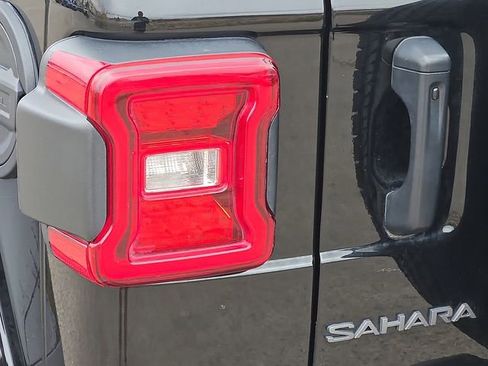 Used 2025 Jeep Wrangler Unlimited Sahara AWD/4WD image 10