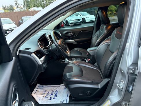 Used 2018 Jeep Cherokee Trailhawk image 9