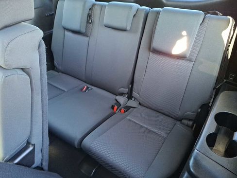 Used 2019 Toyota Highlander LE FWD image 9
