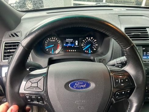 Used 2016 Ford Explorer XLT AWD/4WD image 25