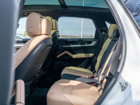 Certified 2025 Porsche Cayenne S w/ Premium Package Plus image 33