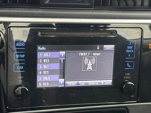 Used 2017 Toyota Corolla LE image 11