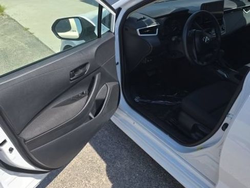 Used 2025 Toyota Corolla LE FWD image 9