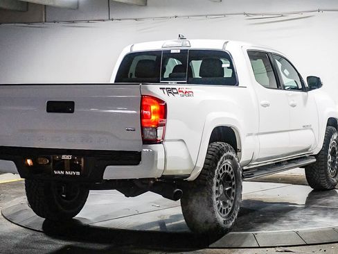 Used 2017 Toyota Tacoma TRD Sport AWD/4WD image 10