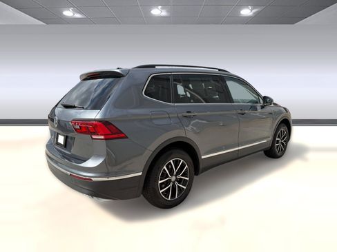 Used 2021 Volkswagen Tiguan SE w/ Panoramic Sunroof Package FWD image 9