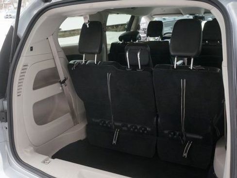 Used 2024 Chrysler Pacifica Touring-L image 42