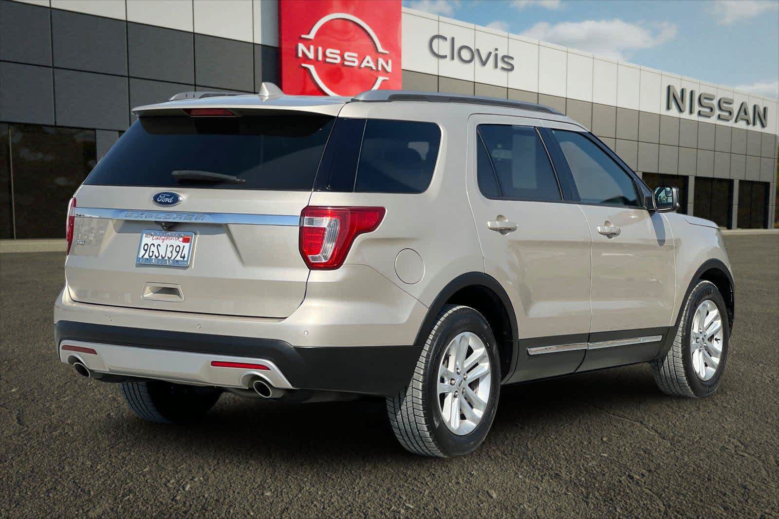 Used 2017 Ford Explorer XLT FWD image 2
