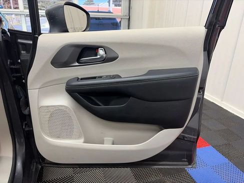 Used 2023 Chrysler Pacifica Touring-L FWD image 21