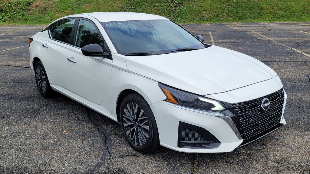 Used 2025 Nissan Altima 2.5 SV FWD image 2