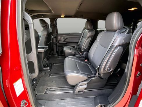 Used 2023 Toyota Sienna XSE FWD image 21