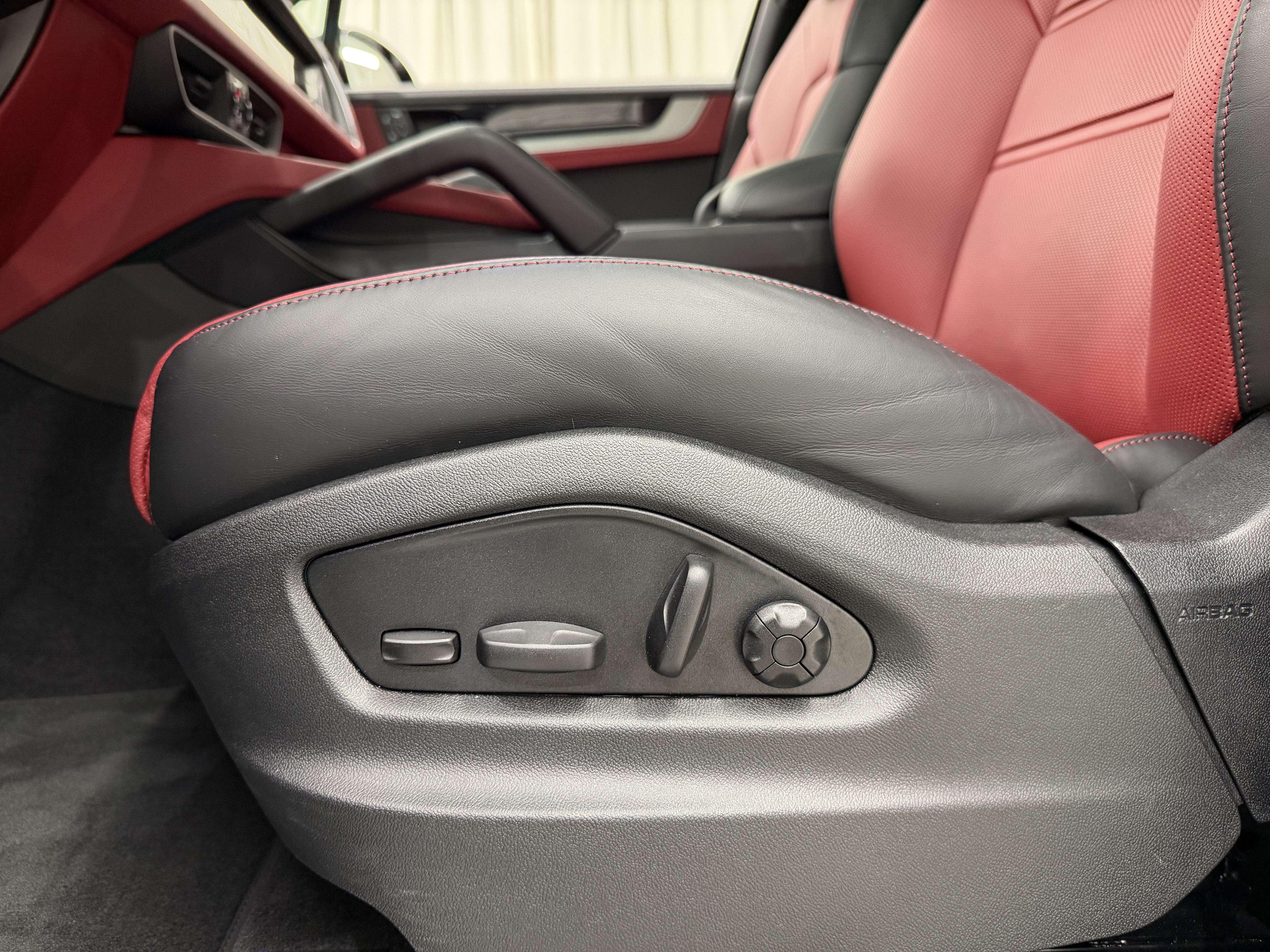 Used 2025 Porsche Cayenne S AWD/4WD image 32