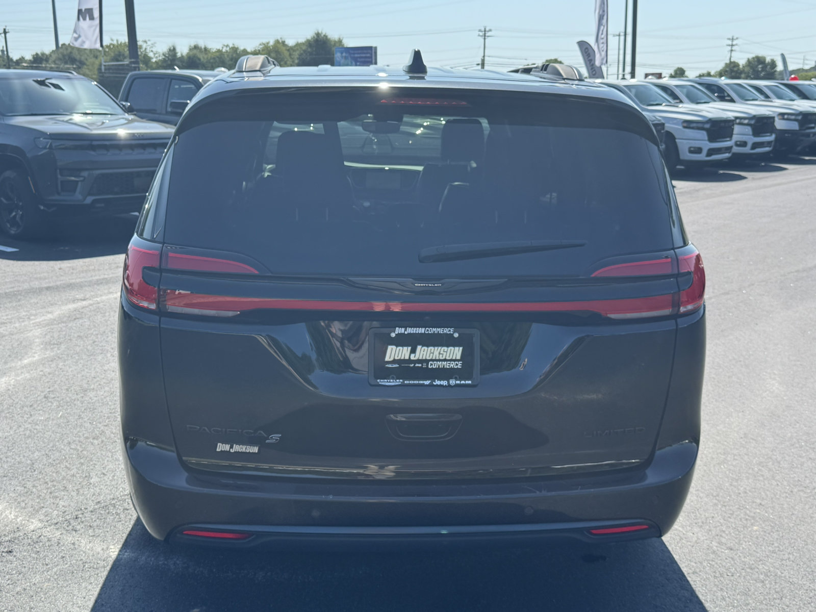 Used 2025 Chrysler Pacifica Limited FWD image 6