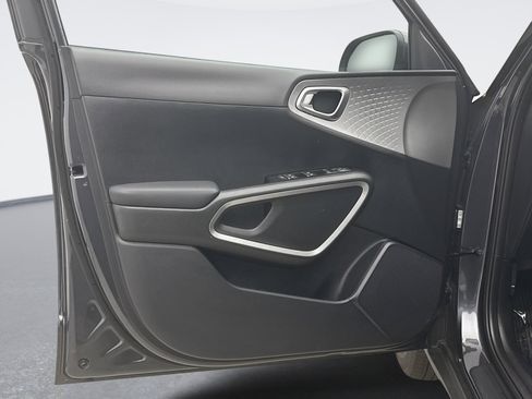 Used 2025 Kia Soul LX w/ LX Technology Package FWD image 9