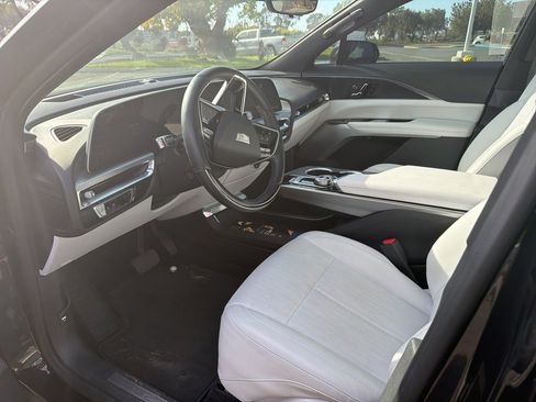 Used 2024 Cadillac Lyriq Sport image 7