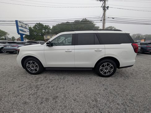 Certified 2025 Ford Expedition Active AWD/4WD image 3