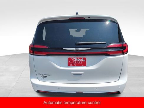 Used 2024 Chrysler Pacifica Touring-L image 5