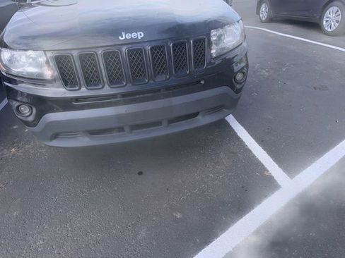 Used 2017 Jeep Compass Latitude image 2