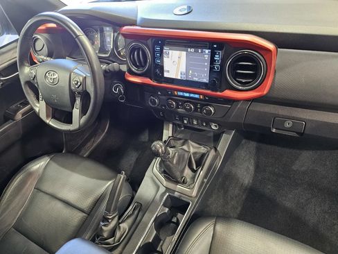 Used 2019 Toyota Tacoma TRD Off-Road w/ TRD Premium Off Road Package AWD/4WD image 5