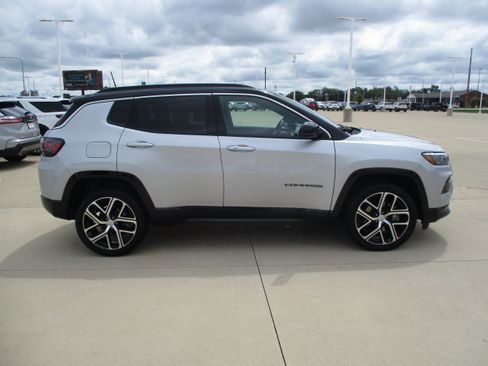 Used 2024 Jeep Compass Limited w/ Elite Group AWD/4WD image 8