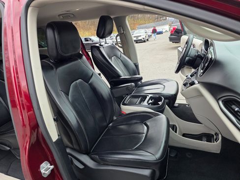 Used 2021 Chrysler Voyager Lxi image 13