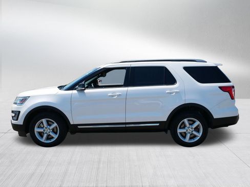Used 2017 Ford Explorer XLT w/ Equipment Group 202A AWD/4WD image 4