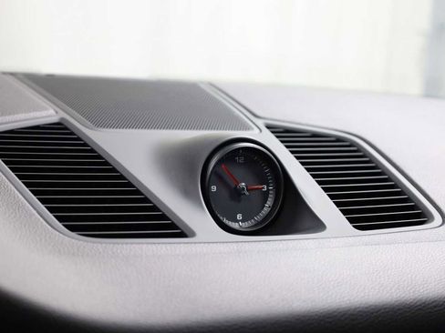 Certified 2023 Porsche Cayenne Platinum Edition image 18