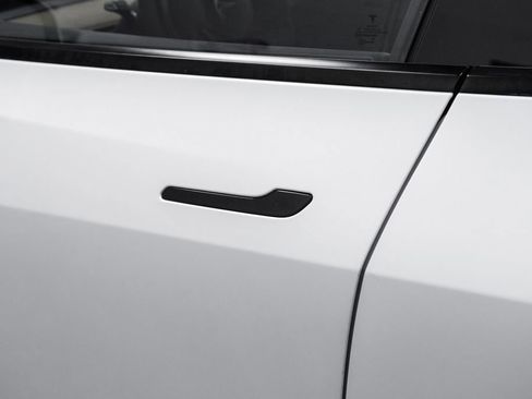 Used 2023 Tesla Model Y Long Range AWD/4WD image 40