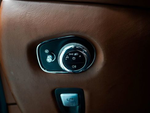 Used 2019 Aston Martin DB11 Volante RWD image 46