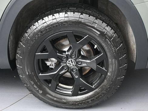 Used 2025 Volkswagen Atlas Peak Edition SE AWD/4WD image 35
