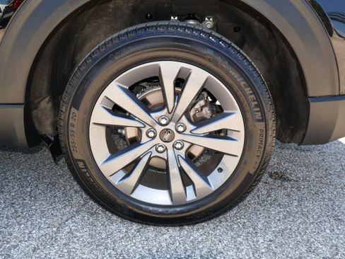 Used 2024 Ford Explorer XLT w/ Equipment Group 202A AWD/4WD image 31