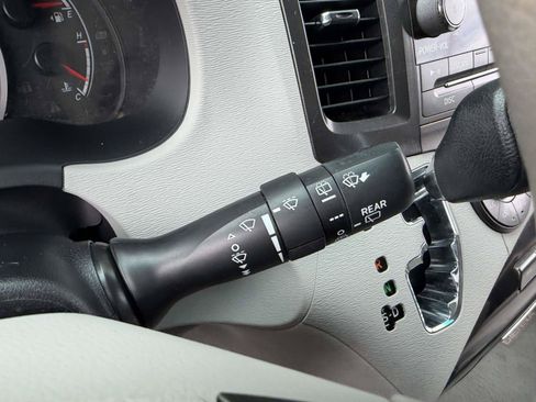 Used 2012 Toyota Sienna LE FWD image 25