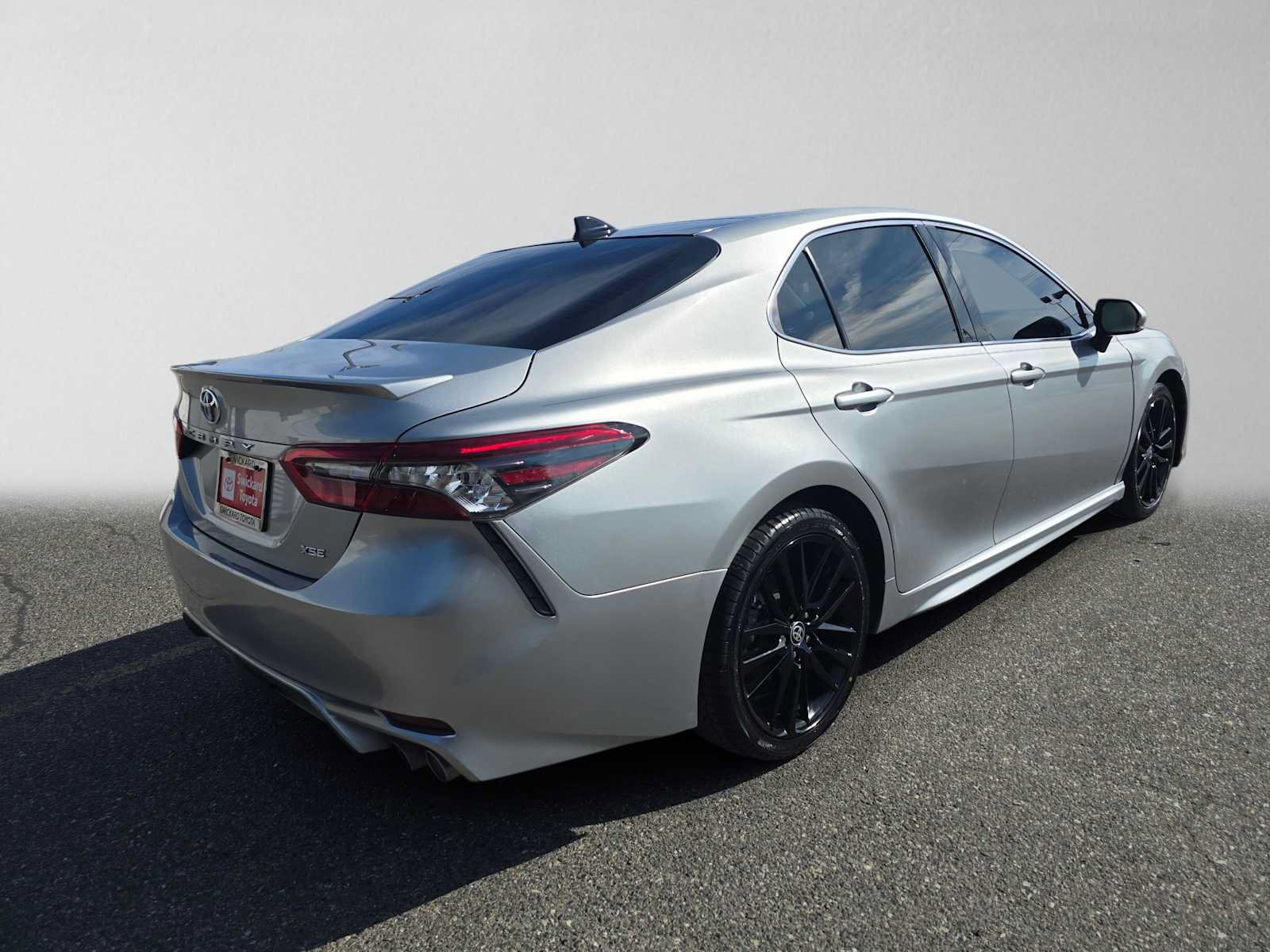 Used 2021 Toyota Camry XSE FWD image 3