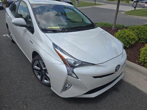 Used 2018 Toyota Prius Three Touring FWD image 2