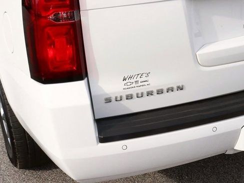 Used 2016 Chevrolet Suburban LT image 7