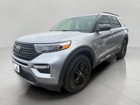 Used 2021 Ford Explorer XLT image 4