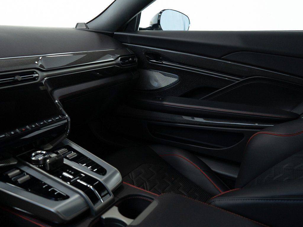 Used 2025 Aston Martin Vanquish RWD image 24