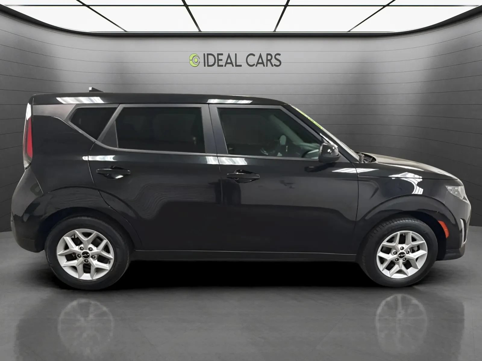 Used 2023 Kia Soul LX w/ LX Technology Package FWD image 4