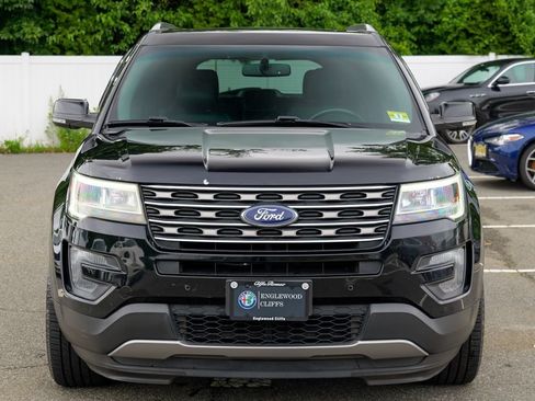 Used 2017 Ford Explorer XLT w/ Equipment Group 202A AWD/4WD image 2