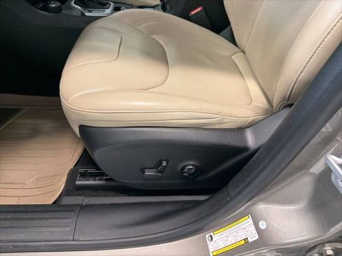 Used 2018 Jeep Cherokee Limited w/ Luxury Group AWD/4WD image 12