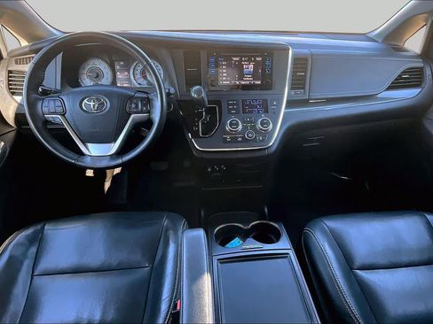 Certified 2017 Toyota Sienna SE Premium FWD image 15