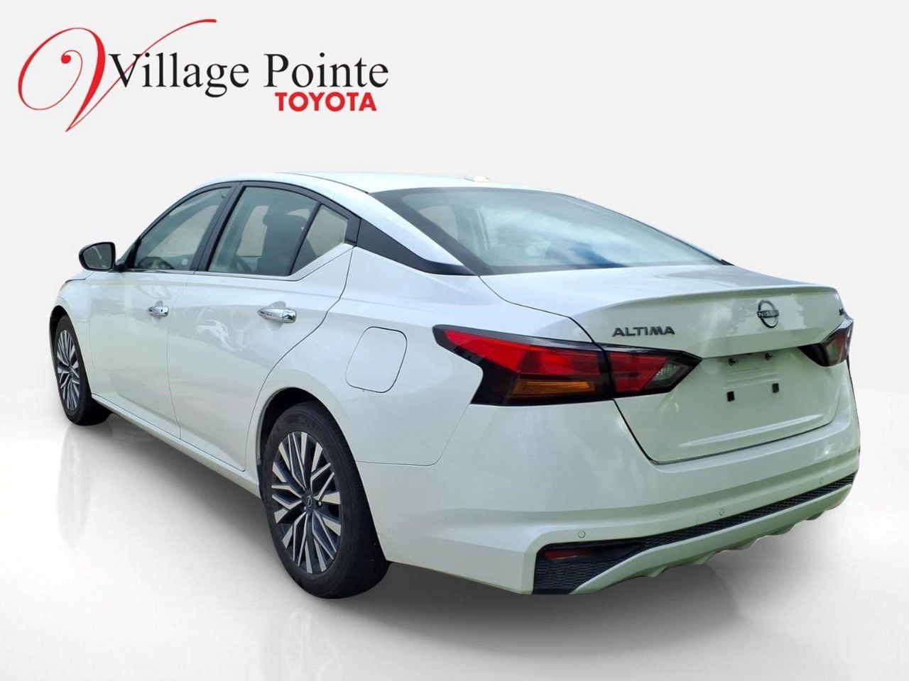 Used 2024 Nissan Altima 2.5 SV FWD image 2