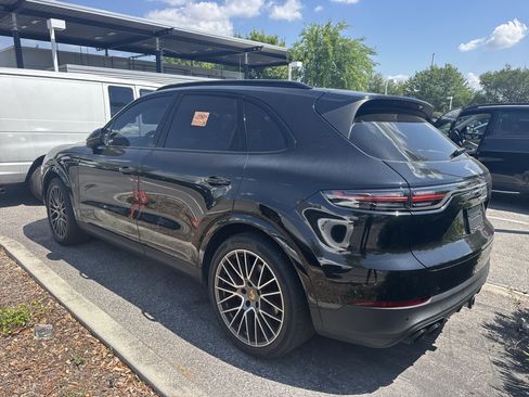 Used 2023 Porsche Cayenne Platinum Edition image 3