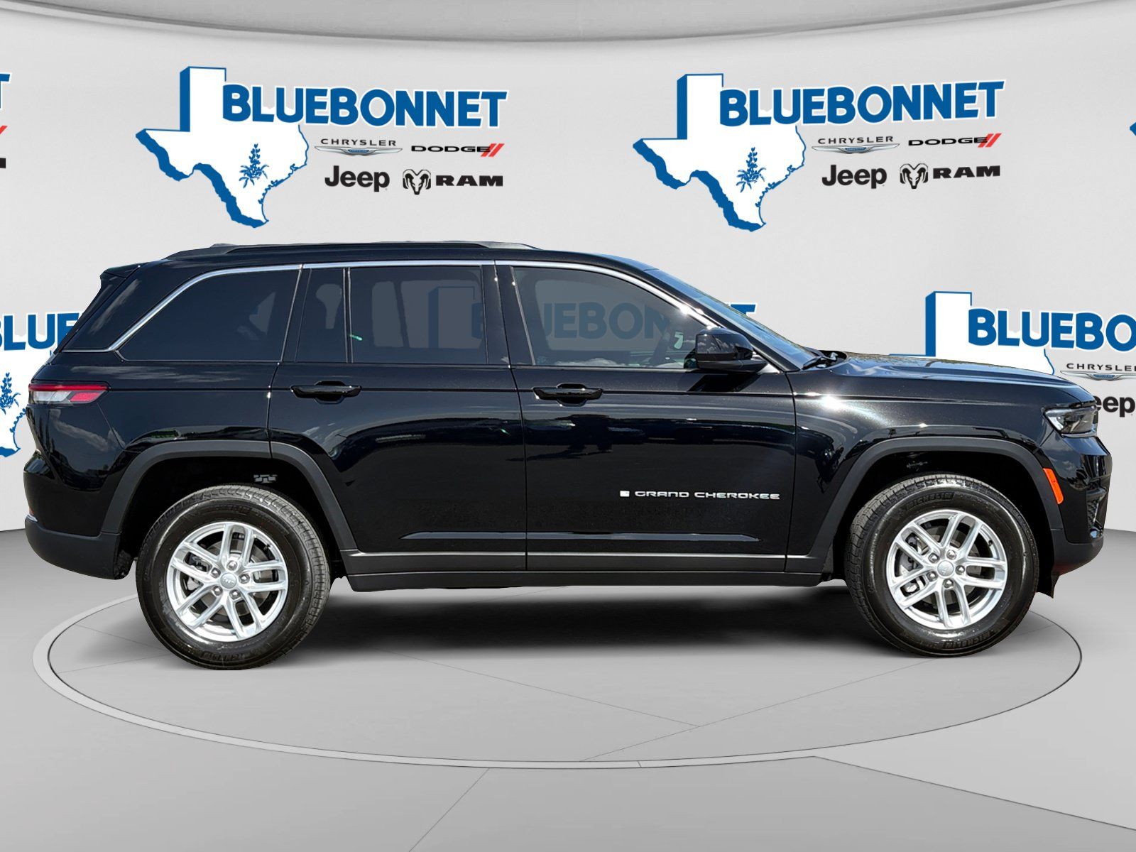 Certified 2026 Jeep Grand Cherokee Laredo X RWD image 4