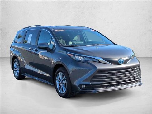 Used 2025 Toyota Sienna XLE image 3