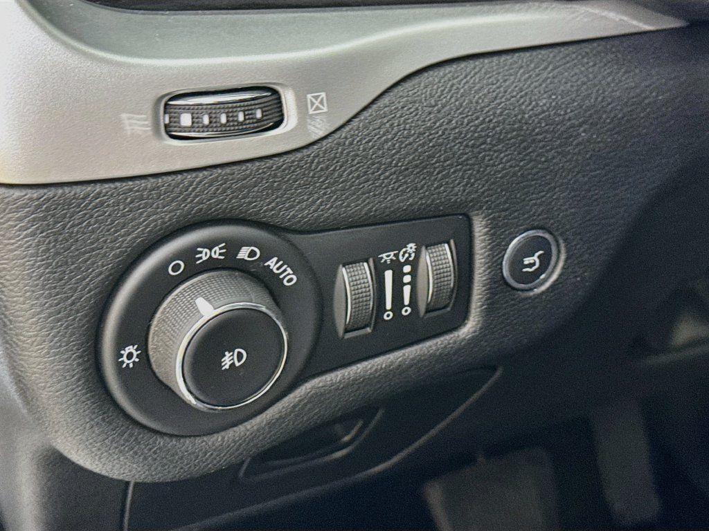 Used 2018 Jeep Cherokee Trailhawk w/ Quick Order Package 27L AWD/4WD image 10