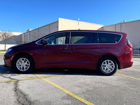 Used 2022 Chrysler Voyager LX image 7