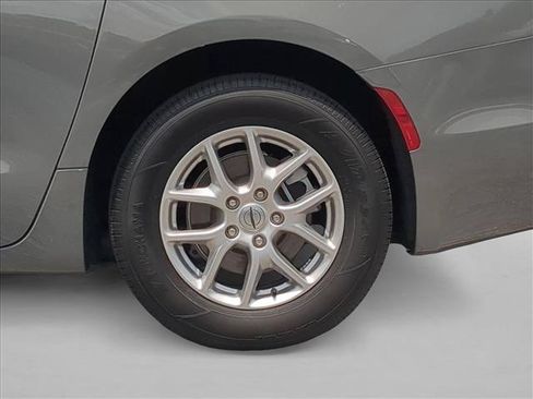 Used 2025 Chrysler Pacifica Select FWD image 23