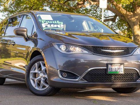 Used 2017 Chrysler Pacifica Touring Plus w/ Tire & Wheel Group image 2